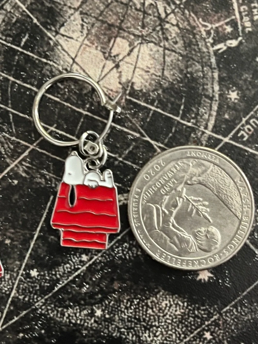 Hot Topic | Snoopy Dangle Earrings - Picture 2 of 3